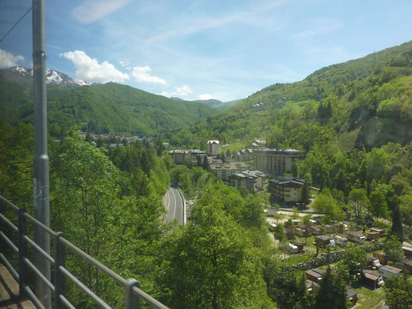 Blick vom Zug auf Ortschaften an der Tendabahn - © RoRadln - Franz Lohmair