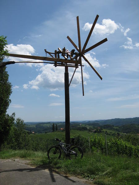 Klapotetz - eine im südsteirischen Weinland verbreitete Vogelscheuche - © RoRadln - Kurt Schmidt