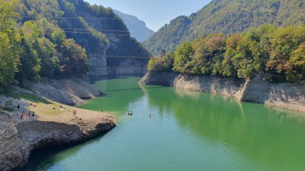 Lago di Corlo mit Hängebrücke - © RoRadln - Kurt Schmidt