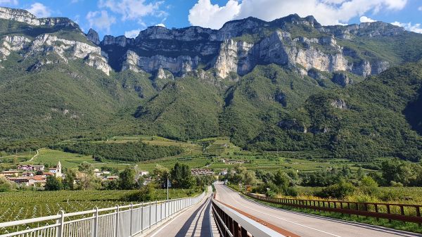 Gewaltige Felsmassive im Etschtal - © RoRadln - Kurt Schmidt