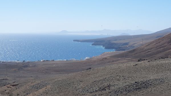 Blick auf Playa Quemada, im Hintergund Fuerteventura mit Dünenstrand - © RoRadln - Kurt Schmidt