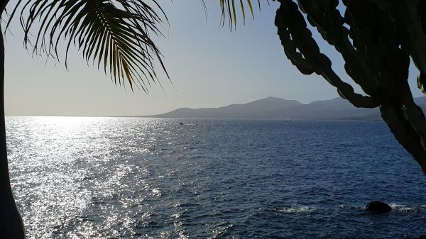 Blick vom Hafen Puerto del Carmen auf die S&uuml;dspitze von Lanzarote - © RoRadln - Kurt Schmidt