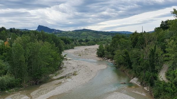 Flussbett des Marecchia, im Hintergrund San Marino - © RoRadln - Kurt Schmidt