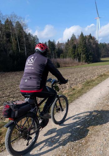 Auf dem Weg zum Windkraftwerk - © RoRadln - Reinhard Rolle