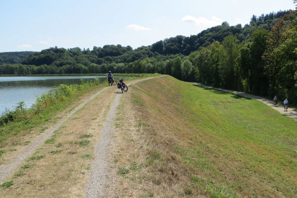 Isar-Radweg beim Kernkraftwerk Isar - © RoRadln - Kurt Schmidt
