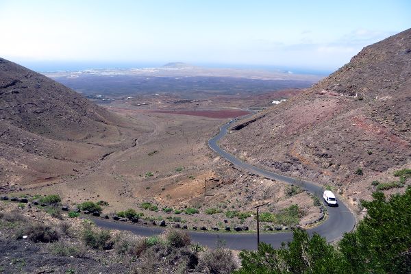 Blick von Femes auf die S&uuml;dk&uuml;ste mit Playa Blanca - © RoRadln - Kurt Schmidt